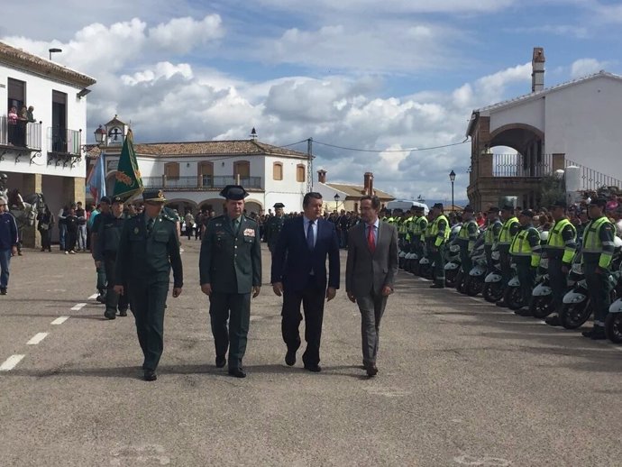 Antonio Sanz (2d) pasa revista al dispositivo estatal para la romería.