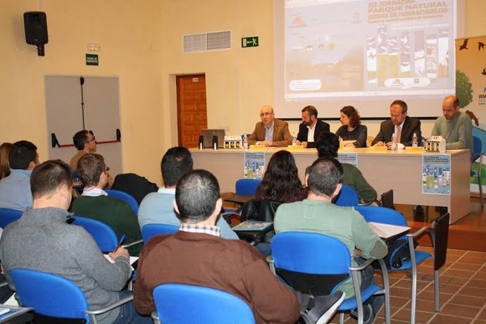 Carmona (izda.), Algar (centro) y otras autoridades en las jornadas