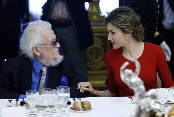 La reina Letizia conversa con el ganador del Premio Cervantes