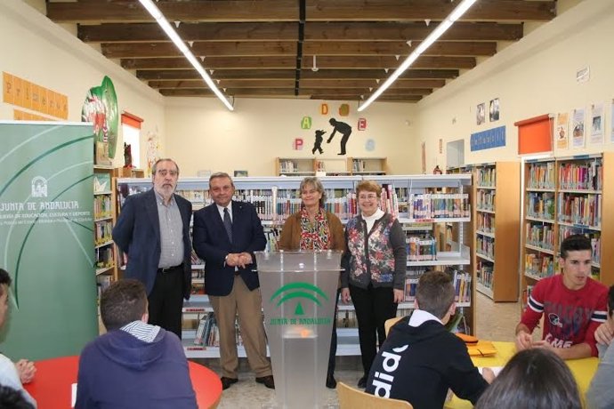 Alcalde (centro) durante la presentación del acto
