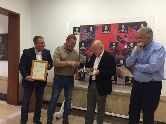 Representantes de la Asociación Biomasa Kilómetro Cero con Antonio Morales