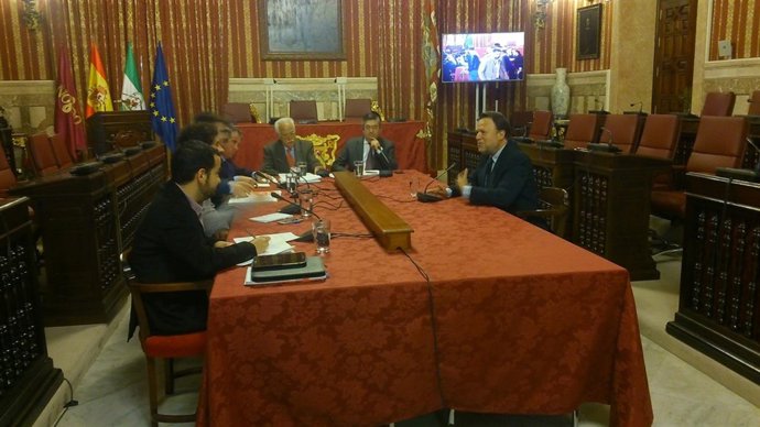 Monteseirín en la comisión.