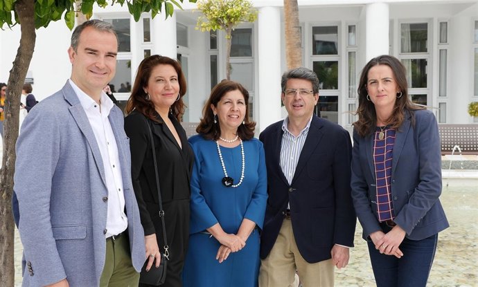 Diputados y parlamentarios del PP acompañan a la alcaldesa de Mojácar