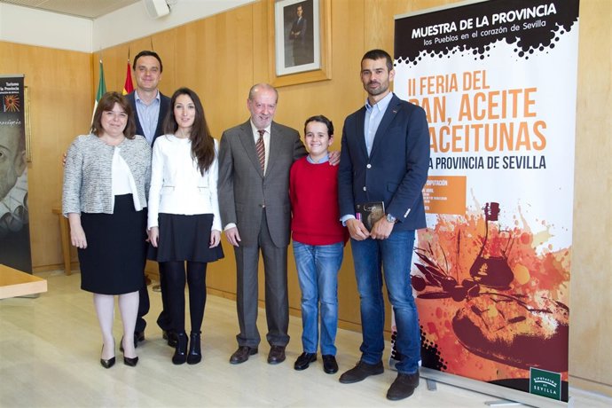 N.P Comienza La Feria Del Pan , Aceite Y Aceituna En El Patio De La Diputacion