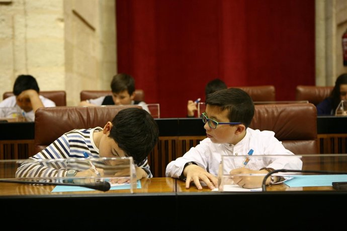 Niños en el Parlamento andaluz
