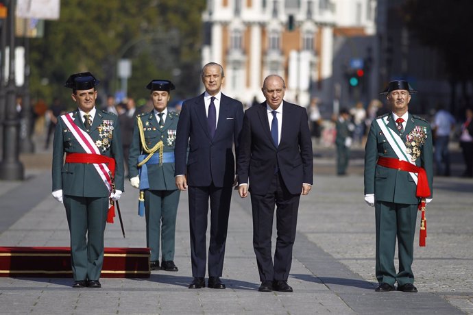 Arsenio Fernández de Mesa y Jorge Fernández Díaz en la entrega de la Bandera