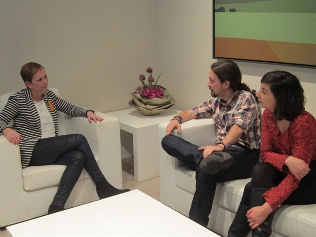 Pablo Iglesias y Laura Pérez junto a Uxue Barkos