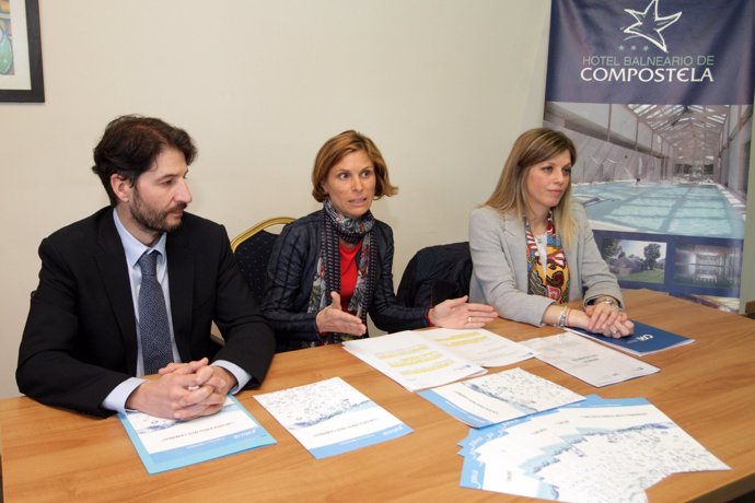 A directora de Turismo de Galicia, Nava Castro, acompañada pola directora do Cen