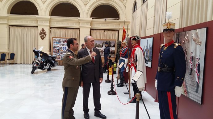 De la Torre en la exposición de la Guardia Real 