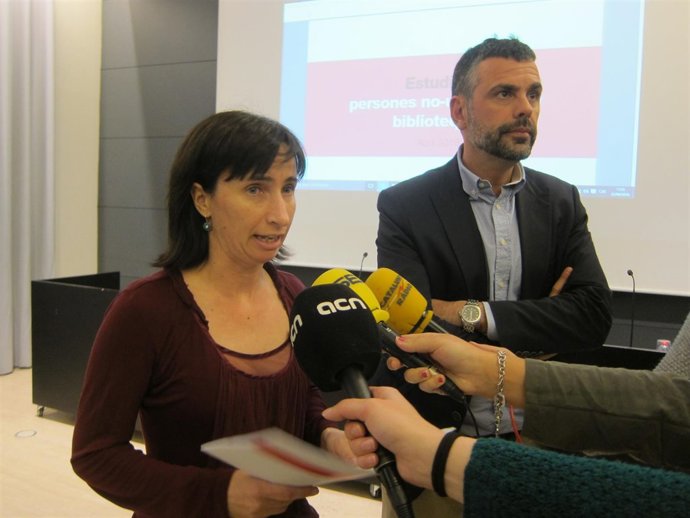 La dtora.De Bibliotecas C.Fenoll y el conseller S.Vila