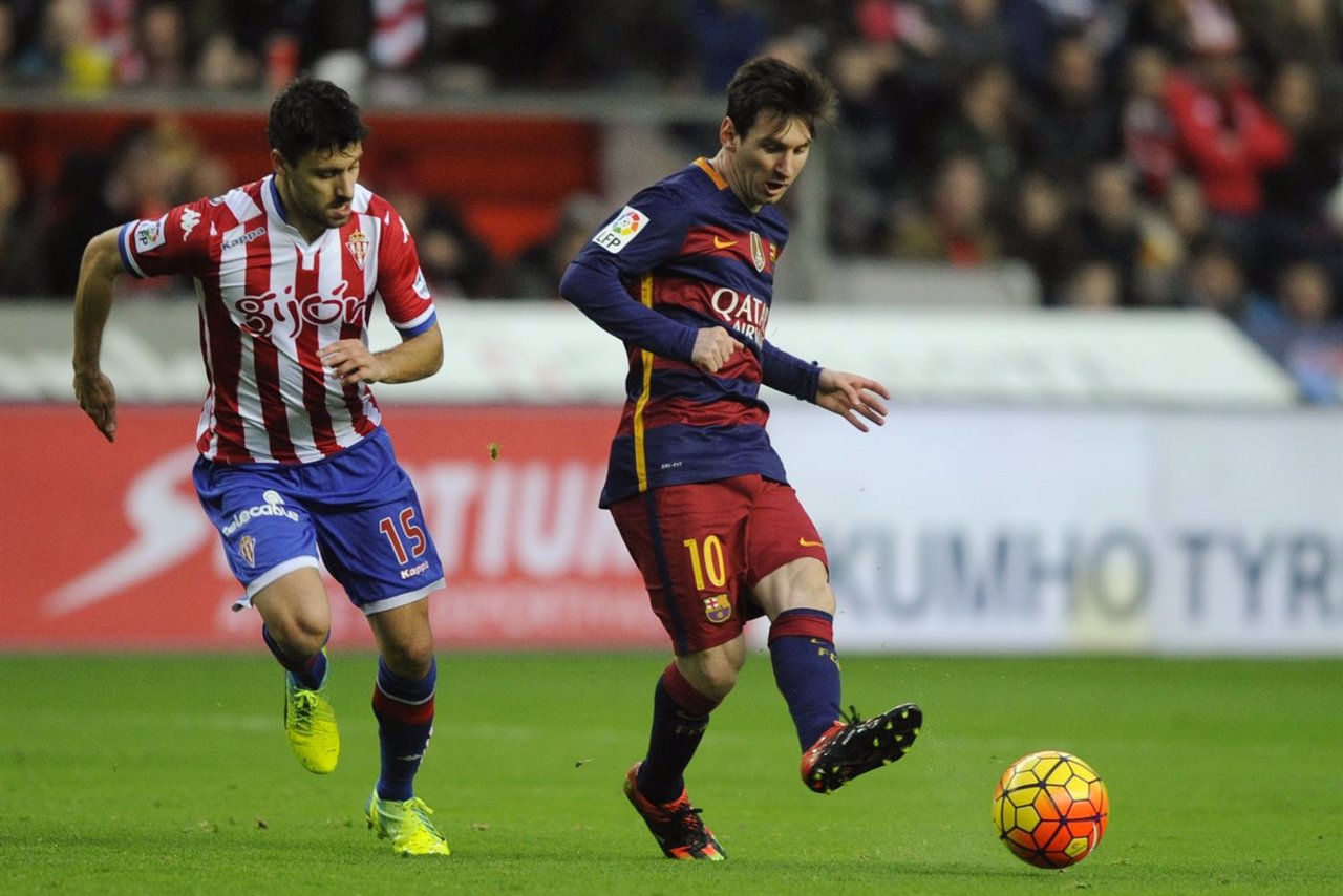 Roberto Canella y Lionel Messi en un Sporting-Barça
