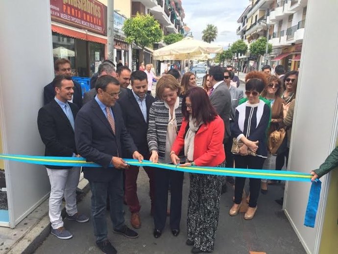 La consejera de Agricultura, Carmen Ortiz, en la feria de la gamba de Punta.