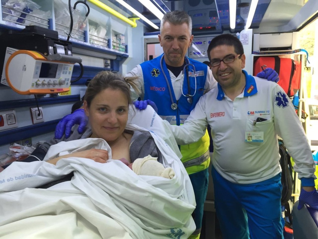 Sanitarios del SUMMA junto a la madre y el recién nacido