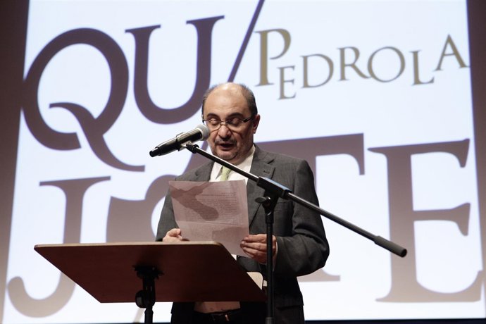 Lambán lee uno de los episodios de El Quijote, en Pedrola (Zaragoza)