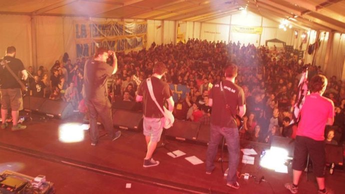 Acutación de Skama La Rede en el Conciertu Pola Oficialidá. 