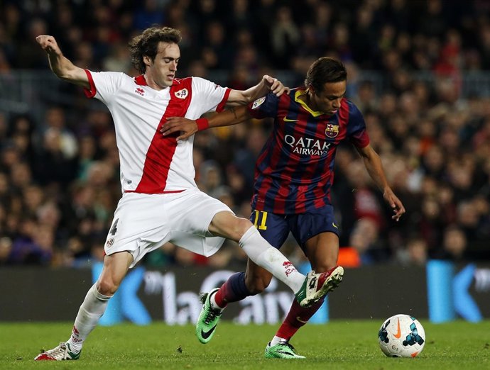 Raúl Baena pelea un balón con Neymar Junior en el Camp Nou