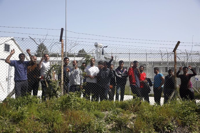 Inmigrantes y refugiados en el centro de internamiento de Moria, en Lesbos