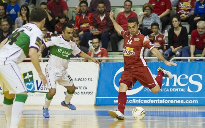 Adri, de ElPozo Murcia, dispara ante el Elche