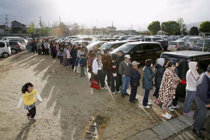 Fila para recoger agua y alimentos en centro evacuación Kumamoto