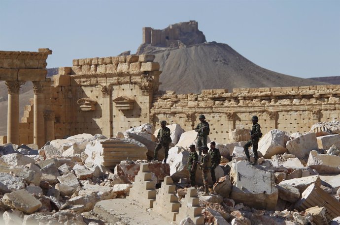 Militares sirios en las ruinas de Palmira