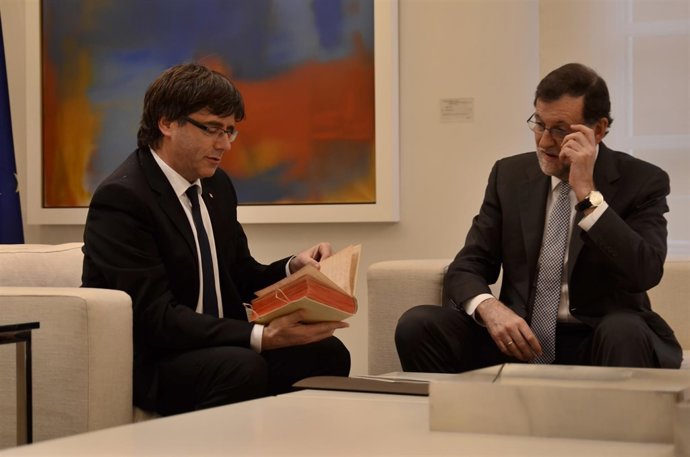 Mariano Rajoy y Carles Puigdemont 