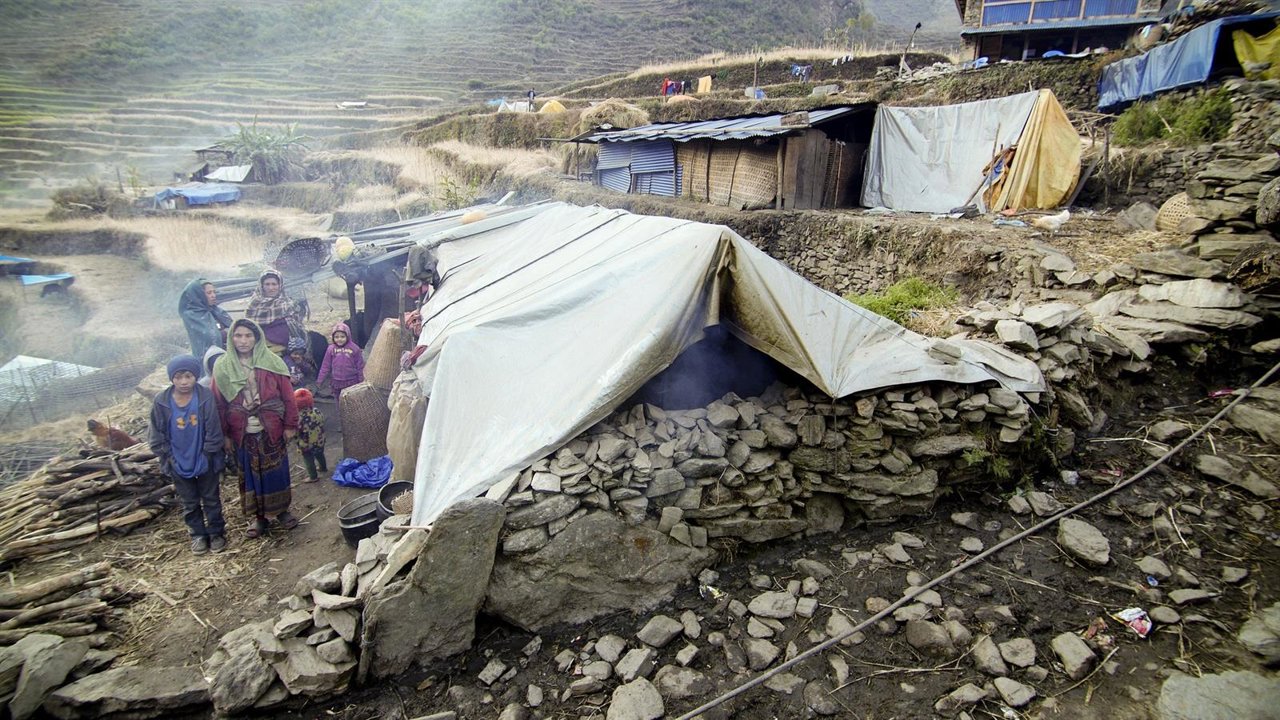 Familia desplazada por el terremoto de Nepal