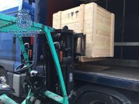 Detenidas tres personas cuando cargaban un camión con cajas de hachís