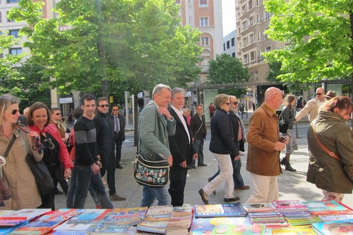 Santisteve y Rivarés recorren la Feria del Libro