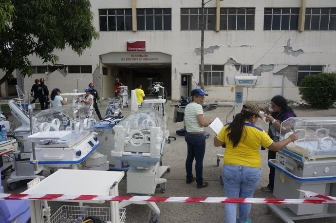 Material médico recuperado de un hospital ecuatoriano tras el terremoto