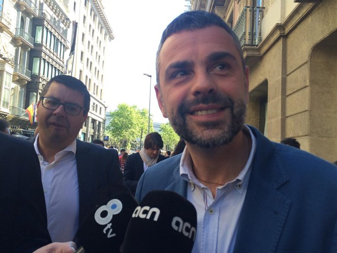 El conseller Santi Vila anima a celebrar este Sant Jordi