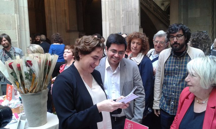 Ada Colau y Gerardo Pisarello, alcaldesa y t.Alcalde de Barcelona, en Sant Jordi
