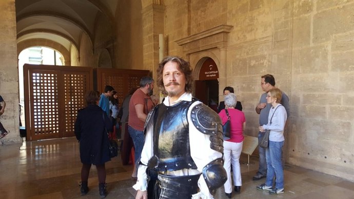 Uno de los animadores y guía vestido de Alonso Quijano