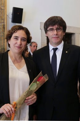 La alcaldesa Ada Colau recibe una rosa del pte.C.Puigdemont por San
