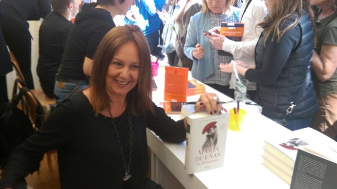 La escritora María Dueñas firma para sus lectores en Sant Jordi