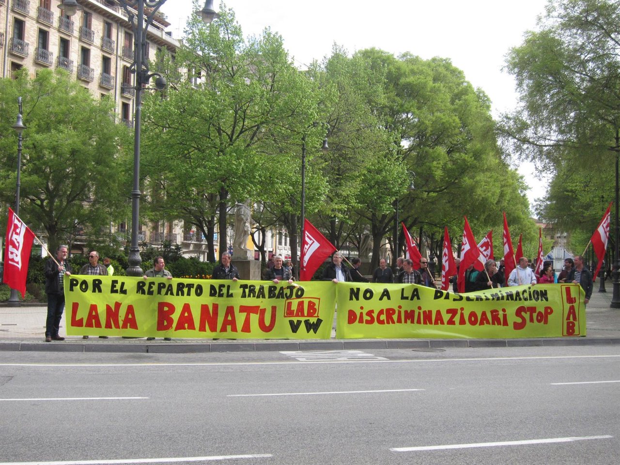 Concentración de LAB contra la política de empleo de VW Navarra