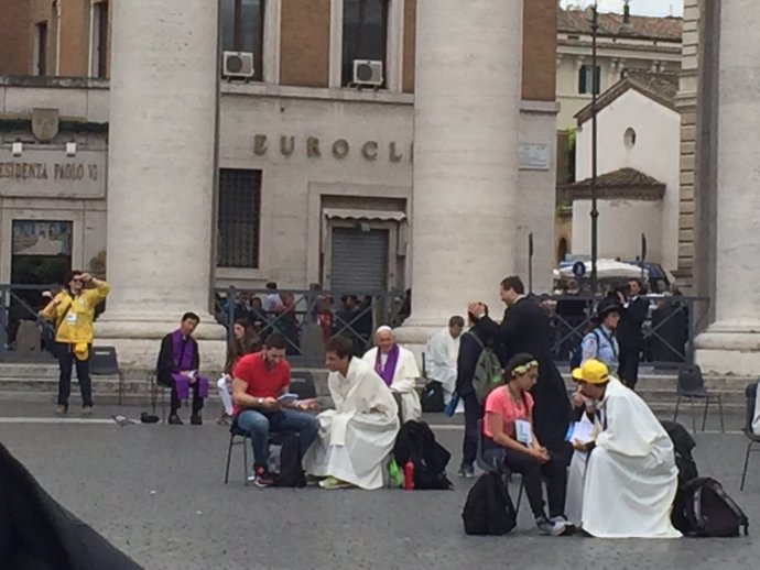 El Papa Francisco confesando a jóvenes en la Plaza de San Pedro