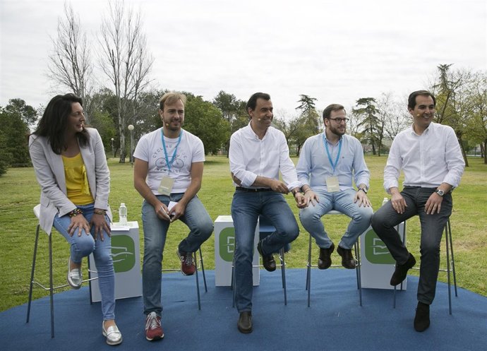 Loles López con Martínez-Maillo y Nieto acompañados de dirigentes de NNGG