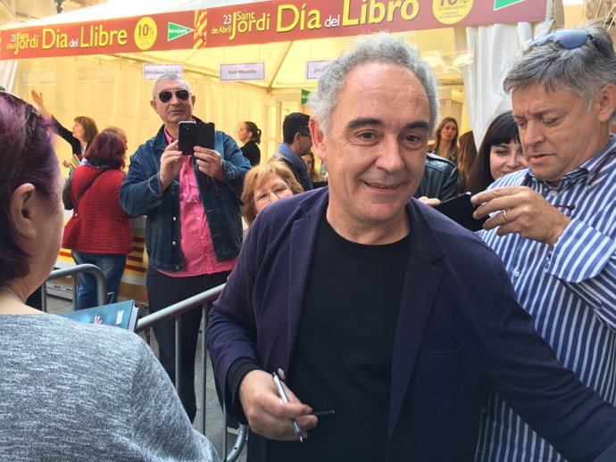 Ferran Adrià firma ejemplares este Sant Jordi