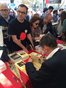 Claudio Magris firma ejemplares en Sant Jordi