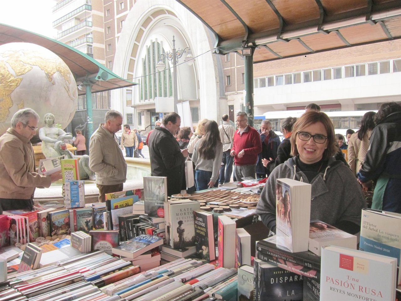 Expositor de "El Sueño de Pepa" en la Plaza de España
