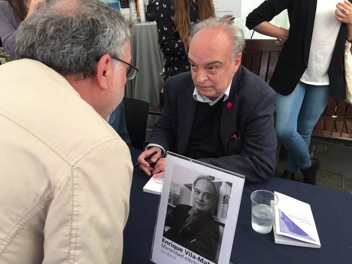 Enrique Vila-Matas con un lector en Sant Jordi