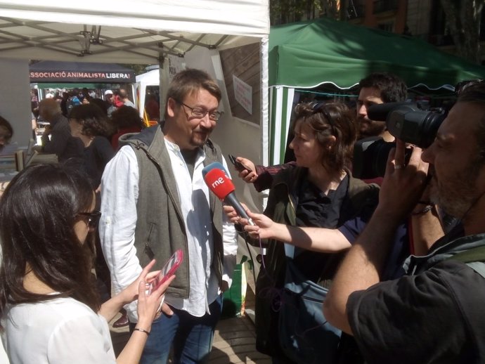 Xavier Domènech (EnComúPodem) atiende a los medios por Sant Jordi