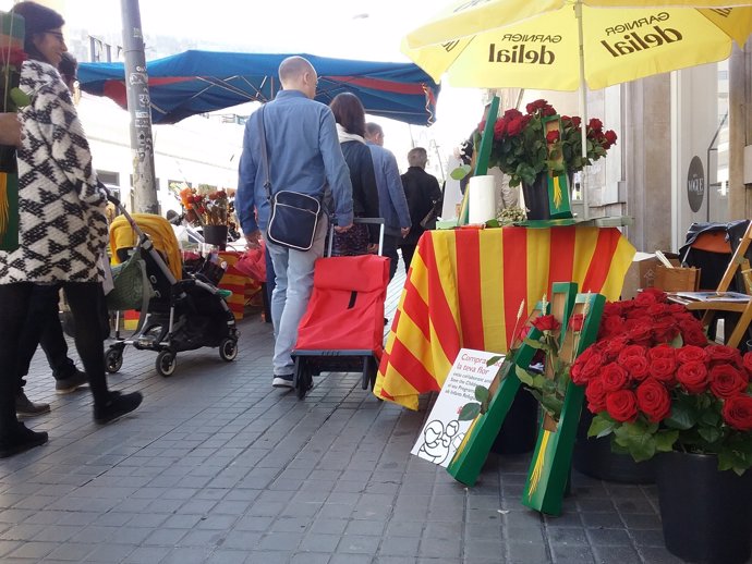 Paradas de rosas en las calles de Barcelona este Sant Jordi