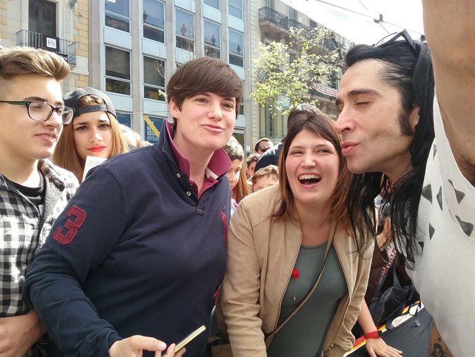 Mario Vaquerizo firma libros en Sant Jordi en Barcelona junto a sus fans