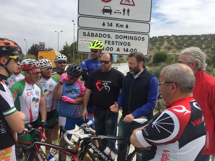 La carretera A-6001, itinerario seguro para ciclistas