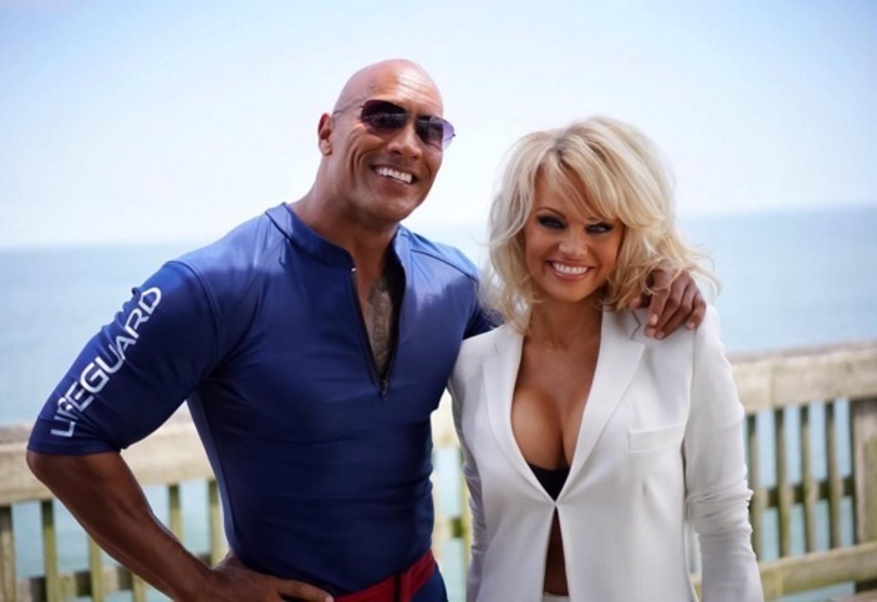Dwayne Johnson junto a Pamela Anderson en Baywatch