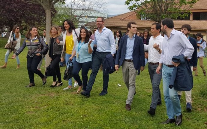 Pablo Casado con Javier Maroto acompañados de dirigentes del PP cordobés y NNGG