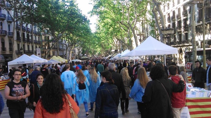 Ciudadanos paseando este Sant Jordi 2016