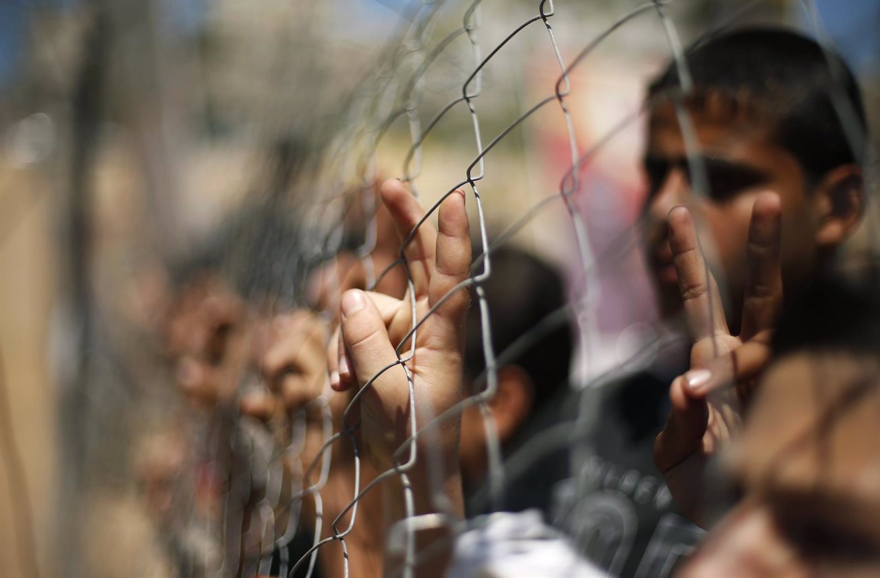 Niño palestino tras valla