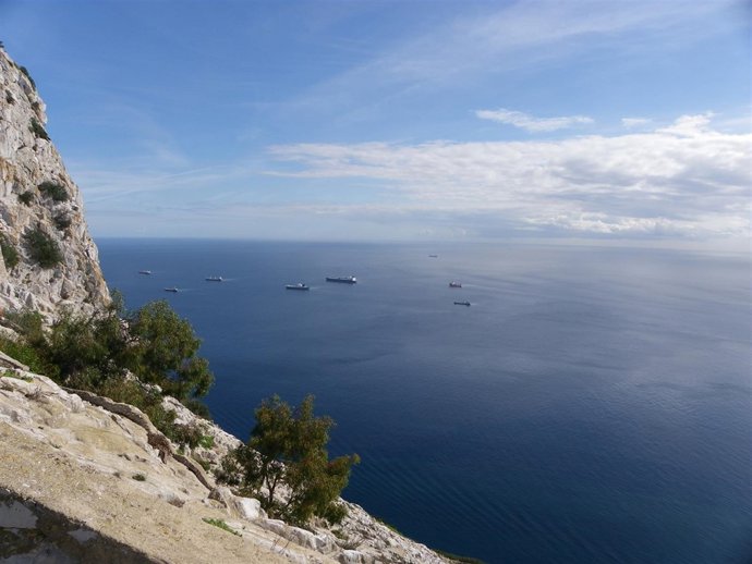 Buques fondeados en el LIC del Estrecho Oriental
